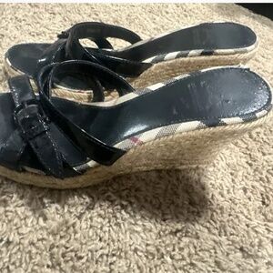 BURBERRY RORY WEDGE PATENT LEATHER SANDALS SIZE 6 1/2